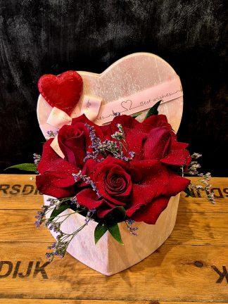 Corazón con 3 Rosas y Chocolate