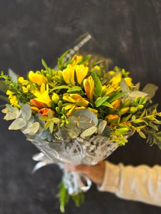 Fresias y astromelias amarillas