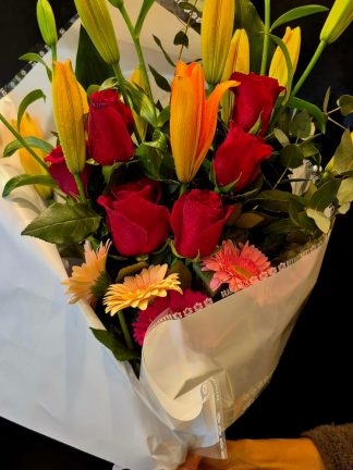 Gerberas, lilium y rosas