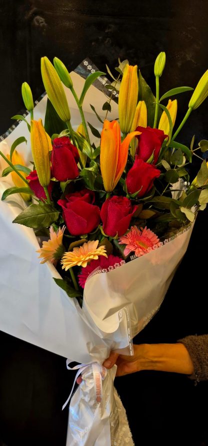 Gerberas, lilium y rosas