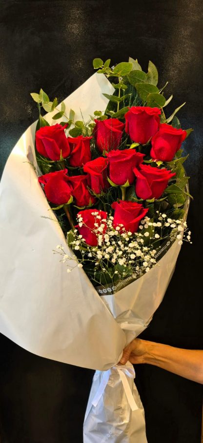 12 rosas en ramo