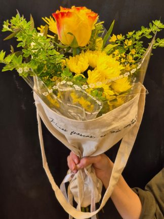 Flores amarillas en totebag
